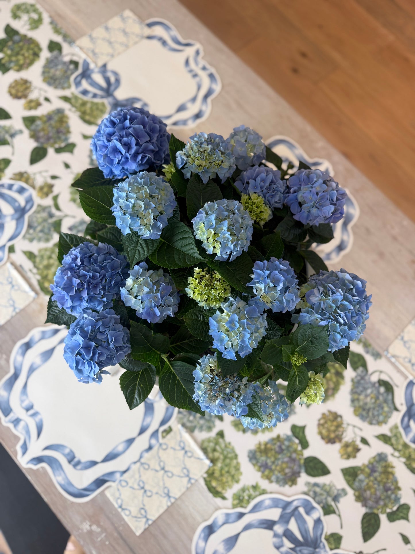 Hydrangea Paper Table Runner 20" x 25'