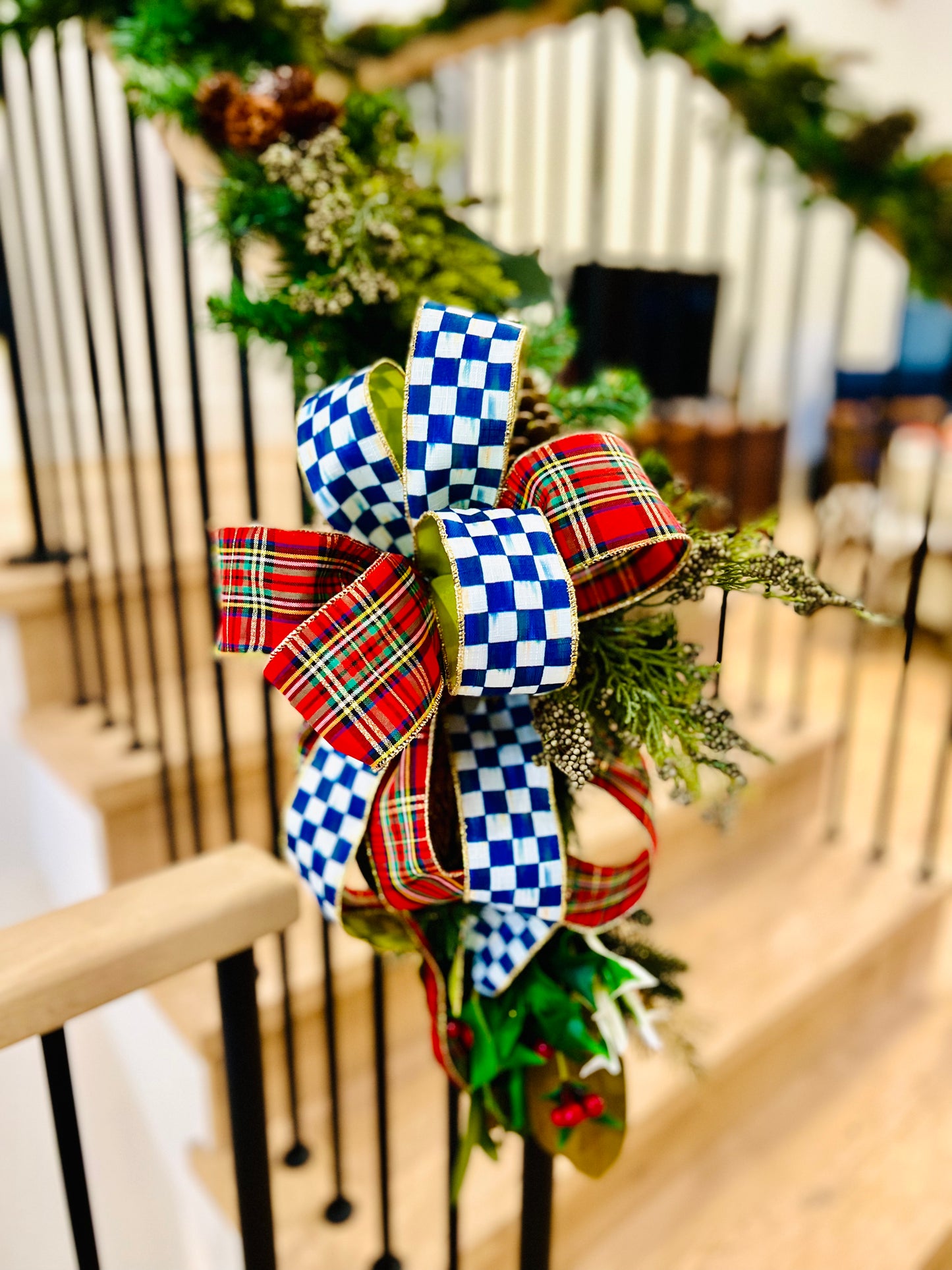 Custom Design 9ft Pre-Lit Garland - Battery operated