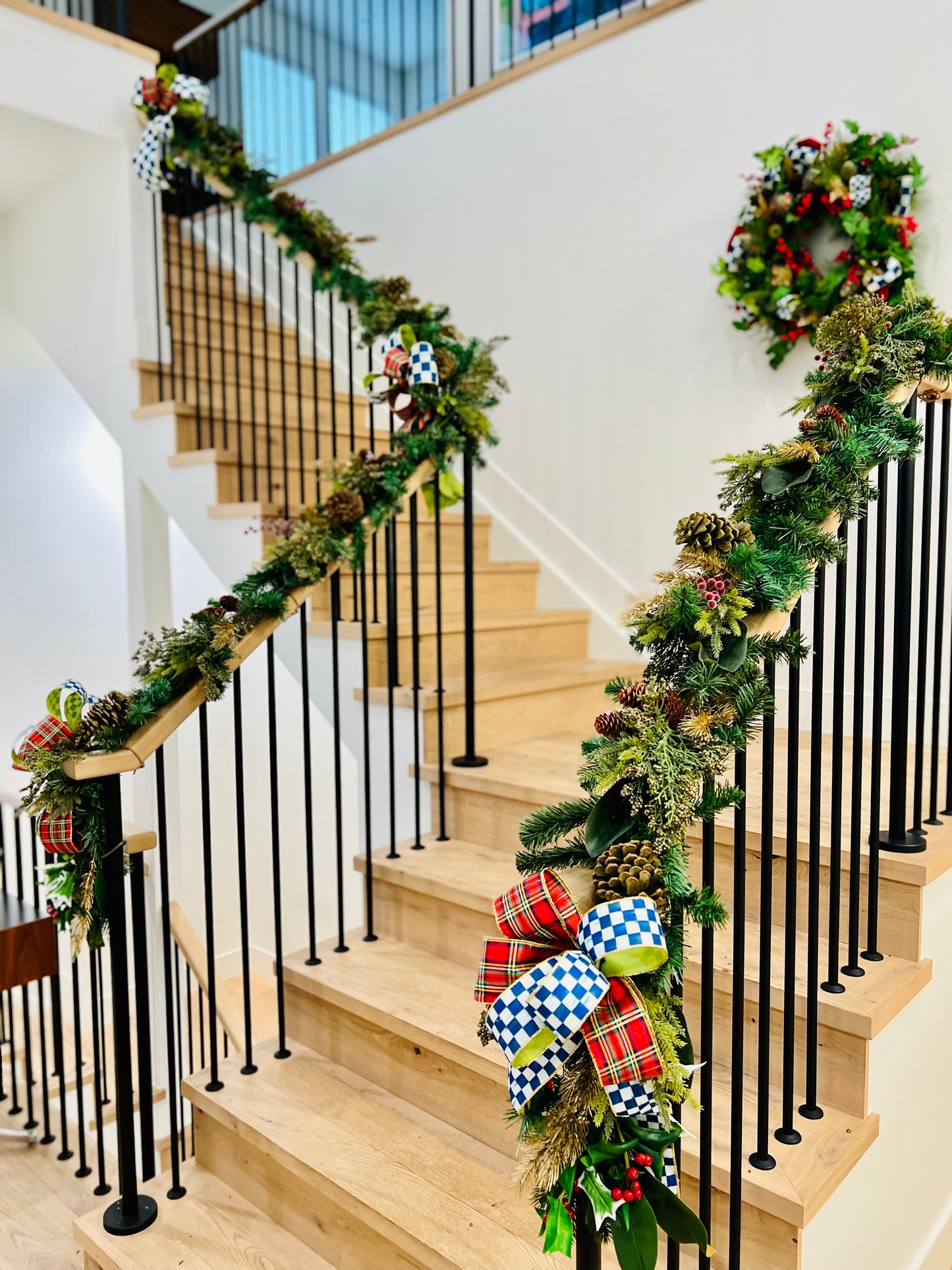 Custom Design 9ft Pre-Lit Garland - Battery operated