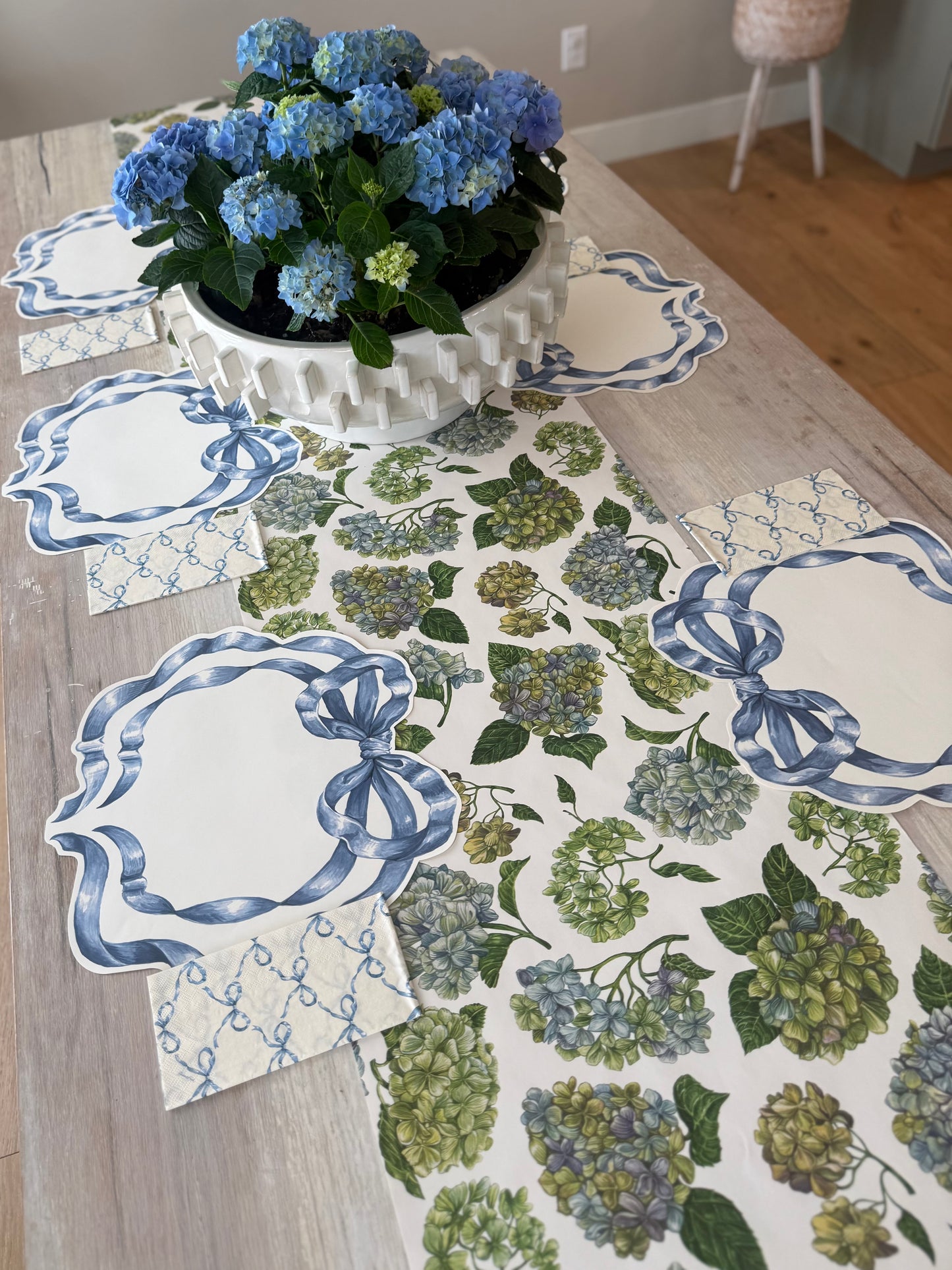 Hydrangea Paper Table Runner 20" x 25'